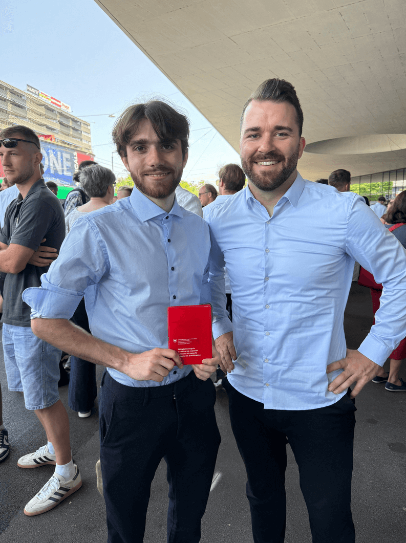 Foto von Elias und Raphael mit Elias, der sein Diplom vom Lehrabschluss hält