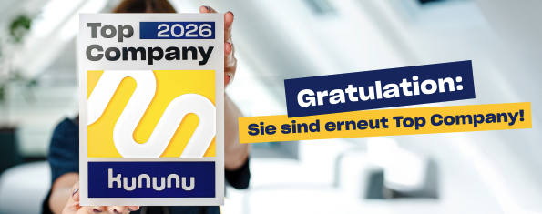 Foto von Elias und Raphael mit Elias, der sein Diplom vom Lehrabschluss hält